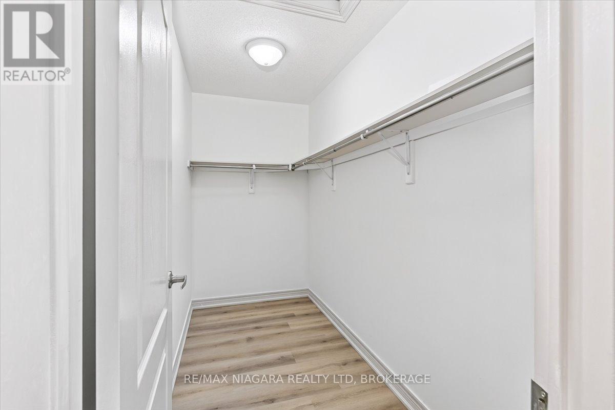 12 FRED FISHER CRESCENT - 27
