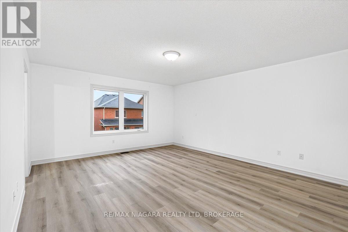 12 FRED FISHER CRESCENT - 28