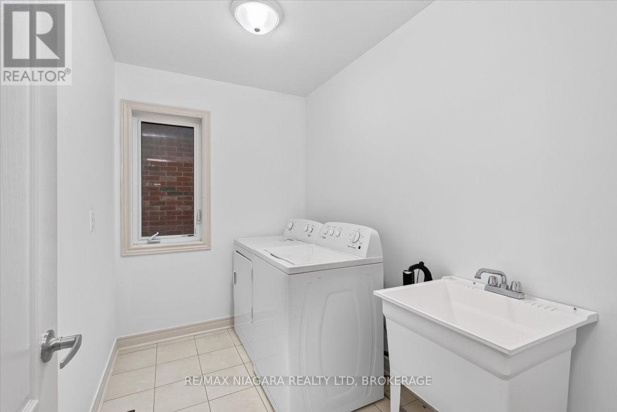 12 FRED FISHER CRESCENT - Image 32