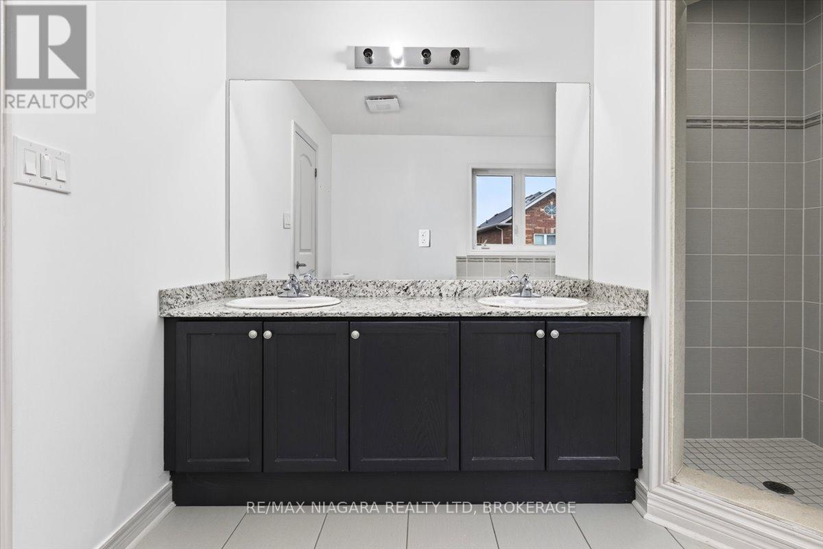 12 FRED FISHER CRESCENT - Image 34