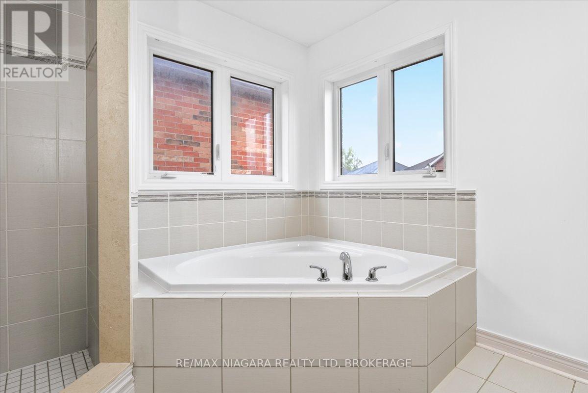 12 FRED FISHER CRESCENT - Image 36