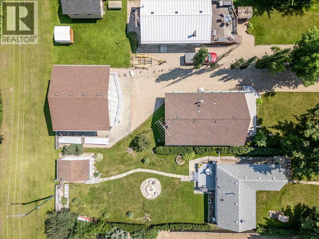 16 Lakeshore DR - 25