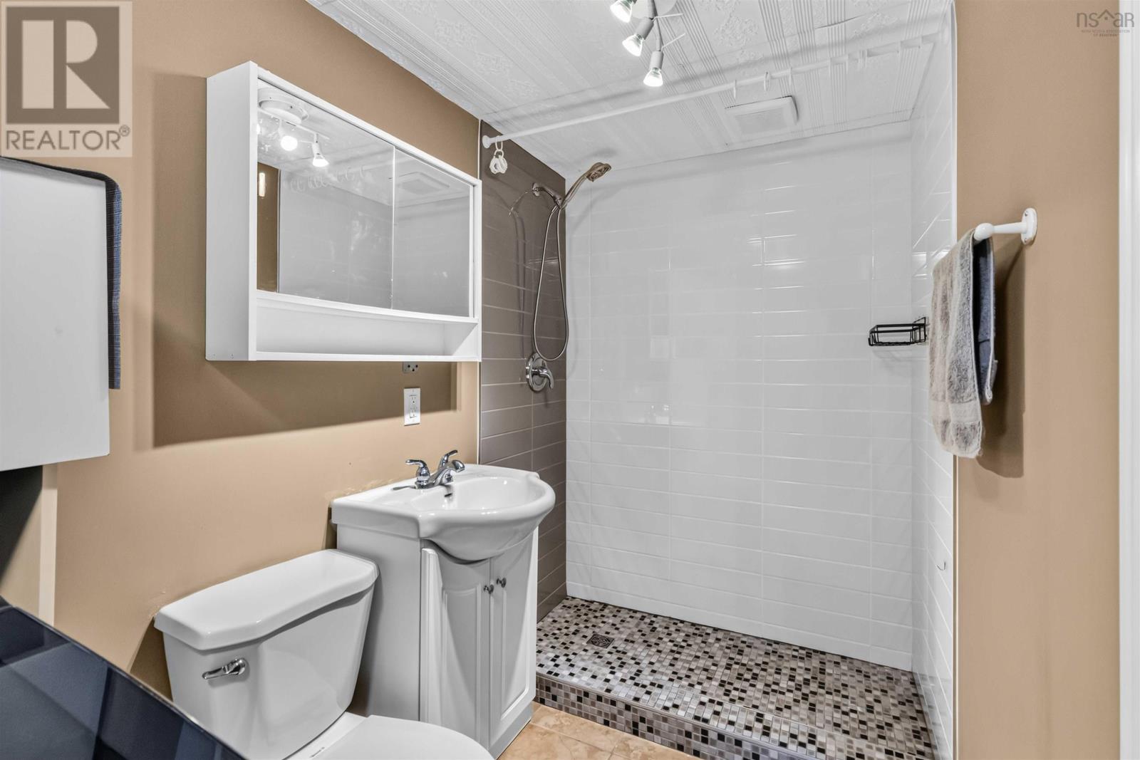 1030 Sackville Drive - Image 21