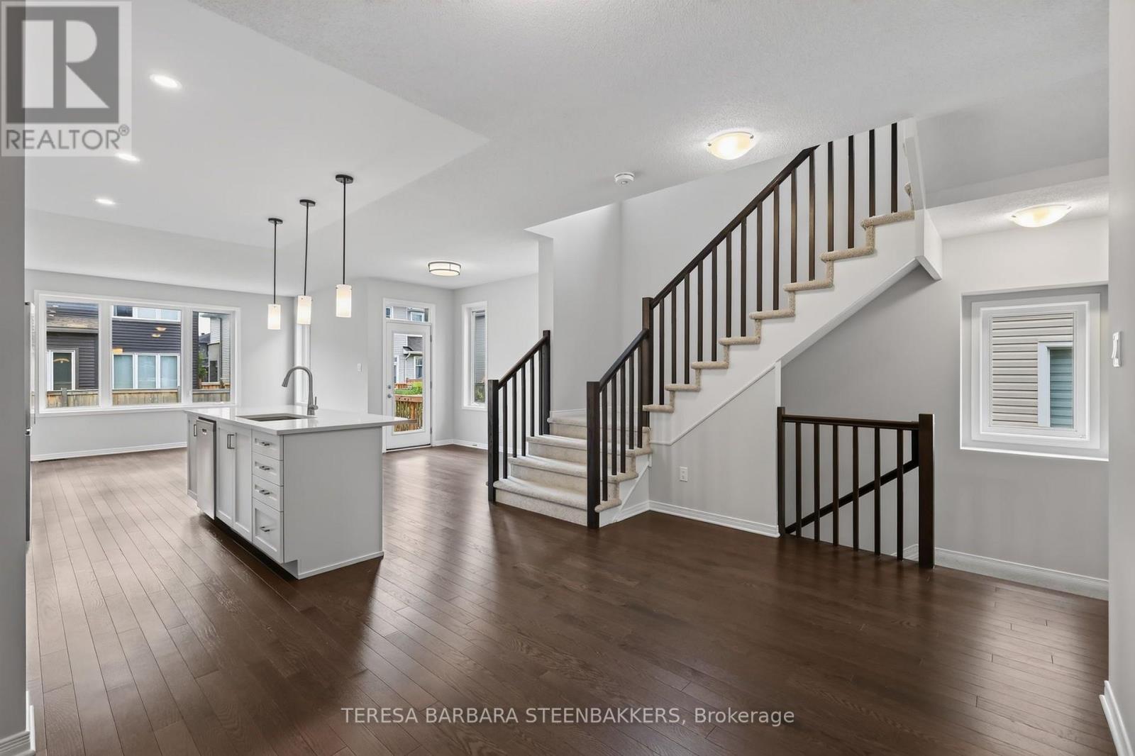 689 TALIESIN CRESCENT E - 4