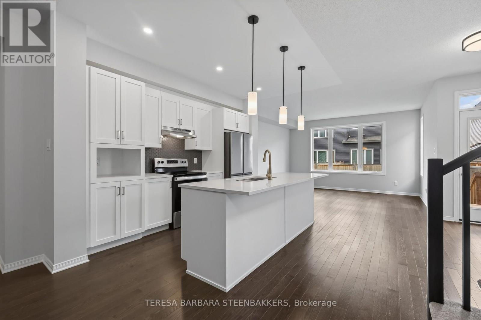 689 TALIESIN CRESCENT E - 5