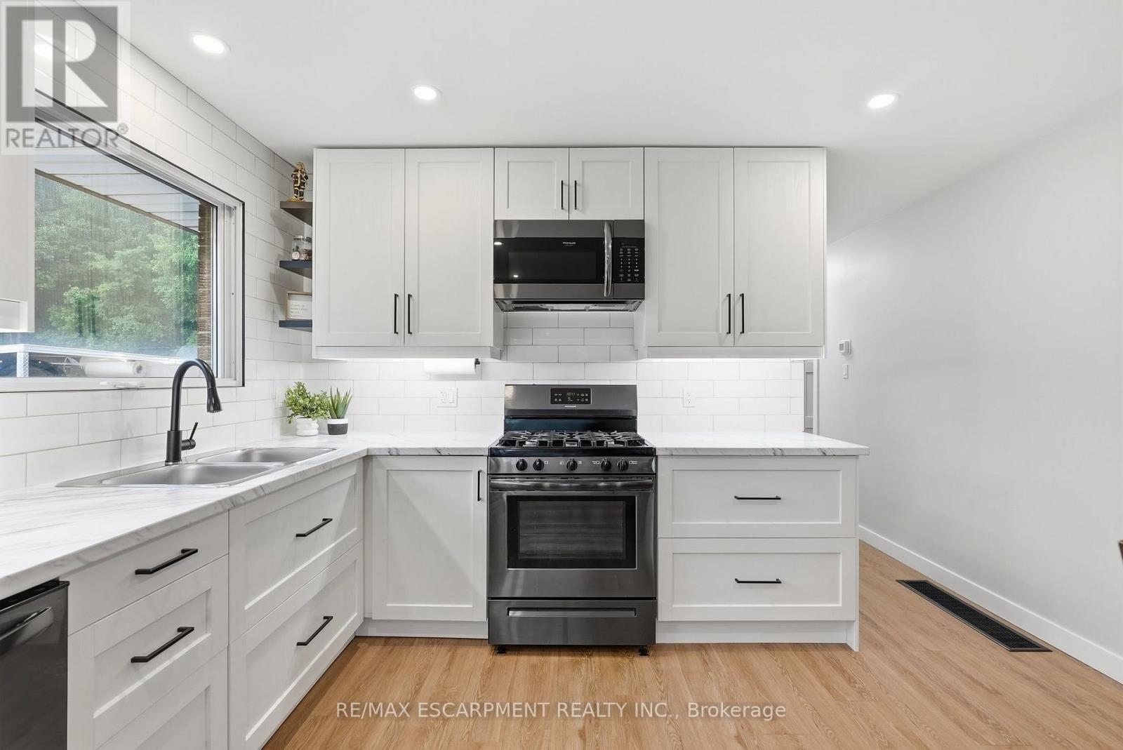 10 TAYLOR CRESCENT - 12