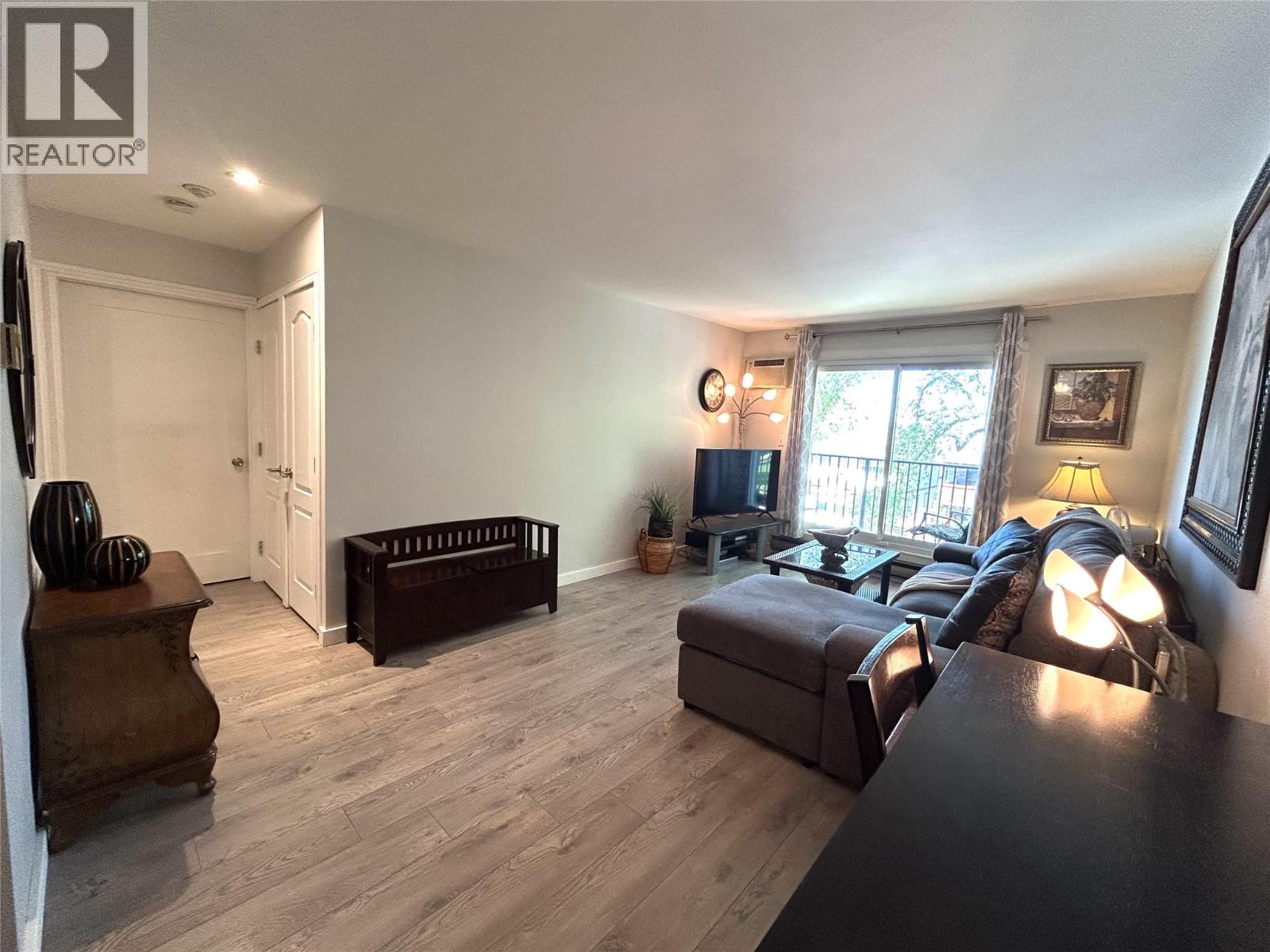 #208 922 Dynes Avenue - 17