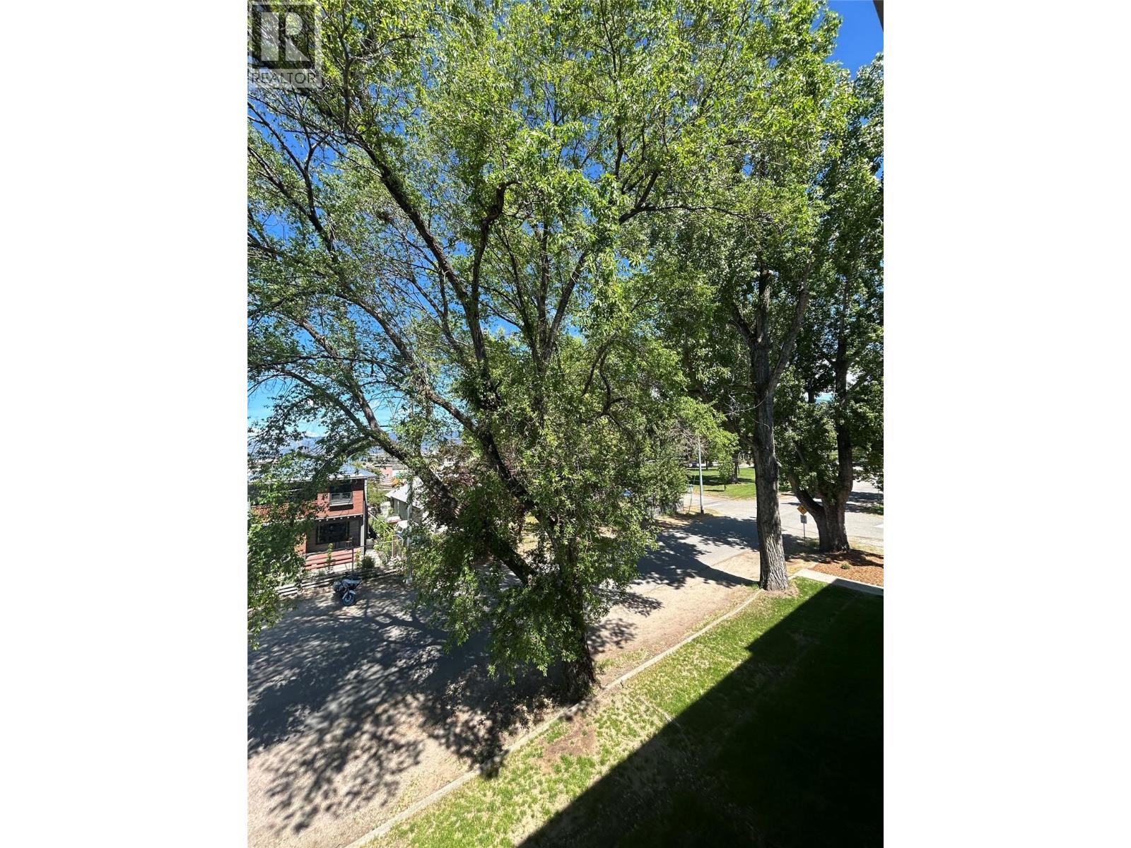 #208 922 Dynes Avenue - 11