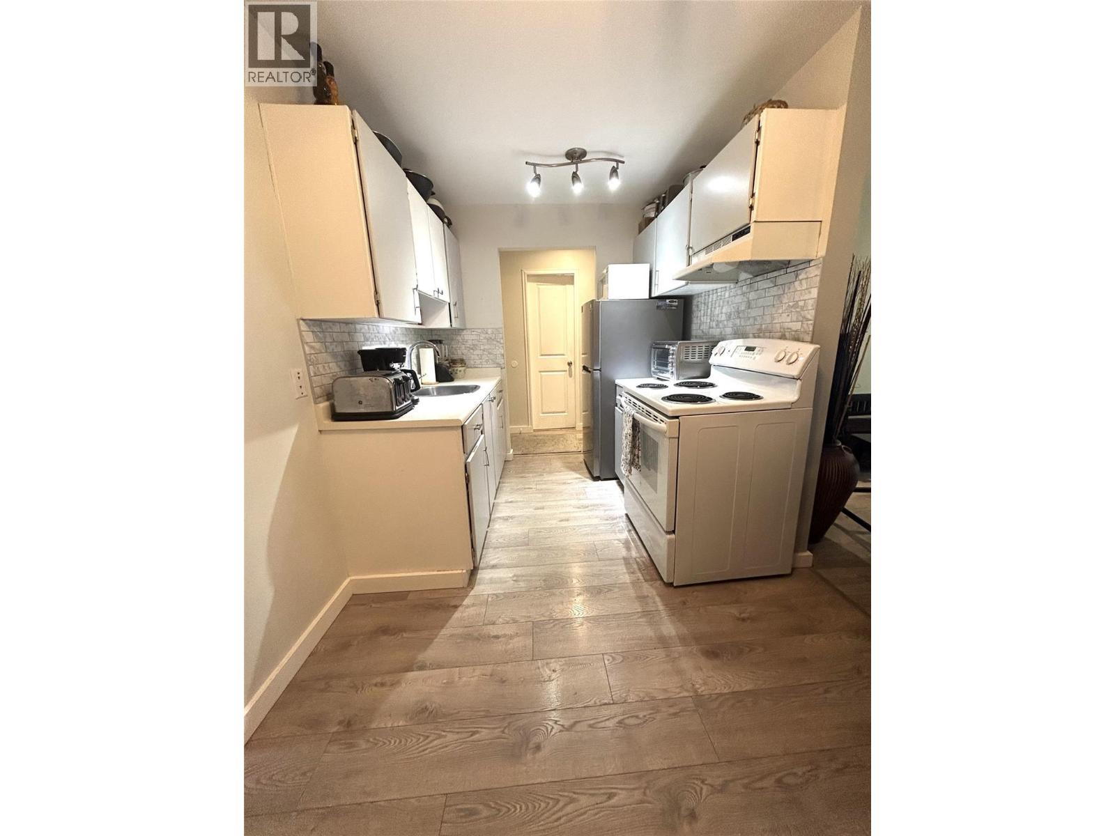 #208 922 Dynes Avenue - 14