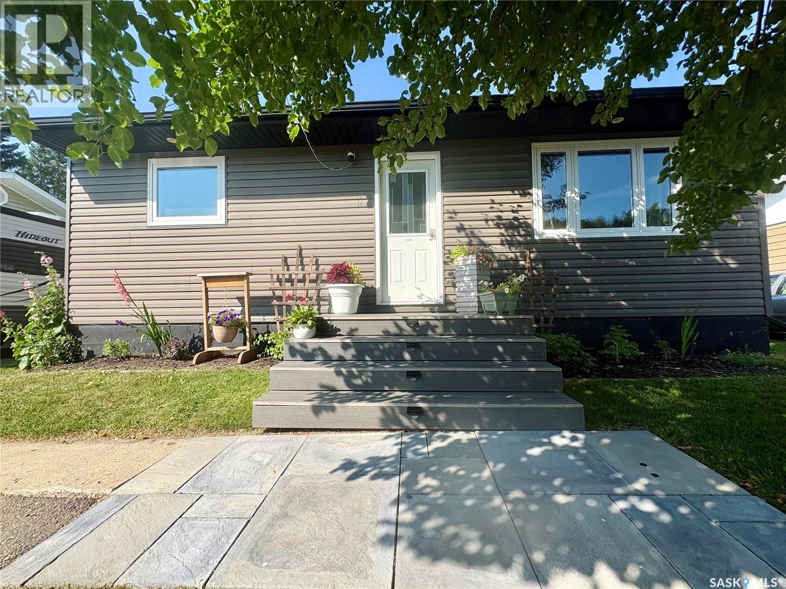 220 Allan AVENUE - 1