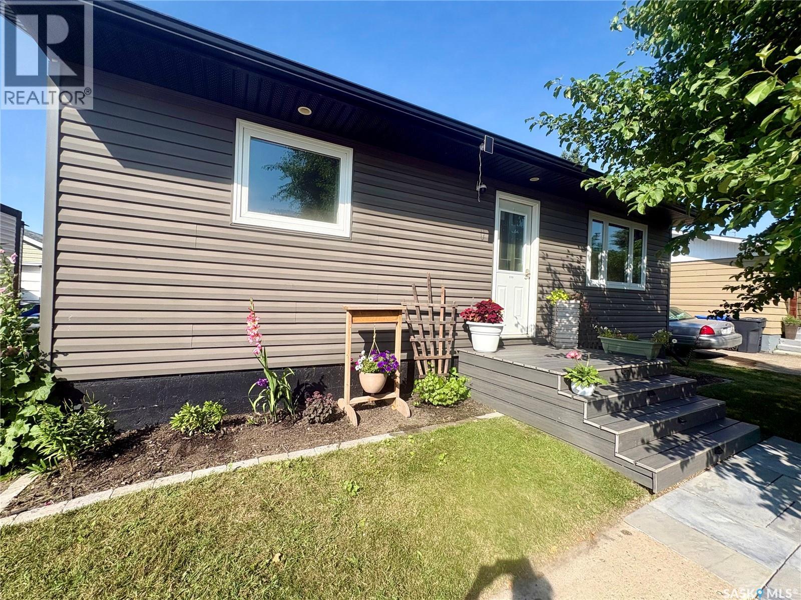 220 Allan AVENUE - 2
