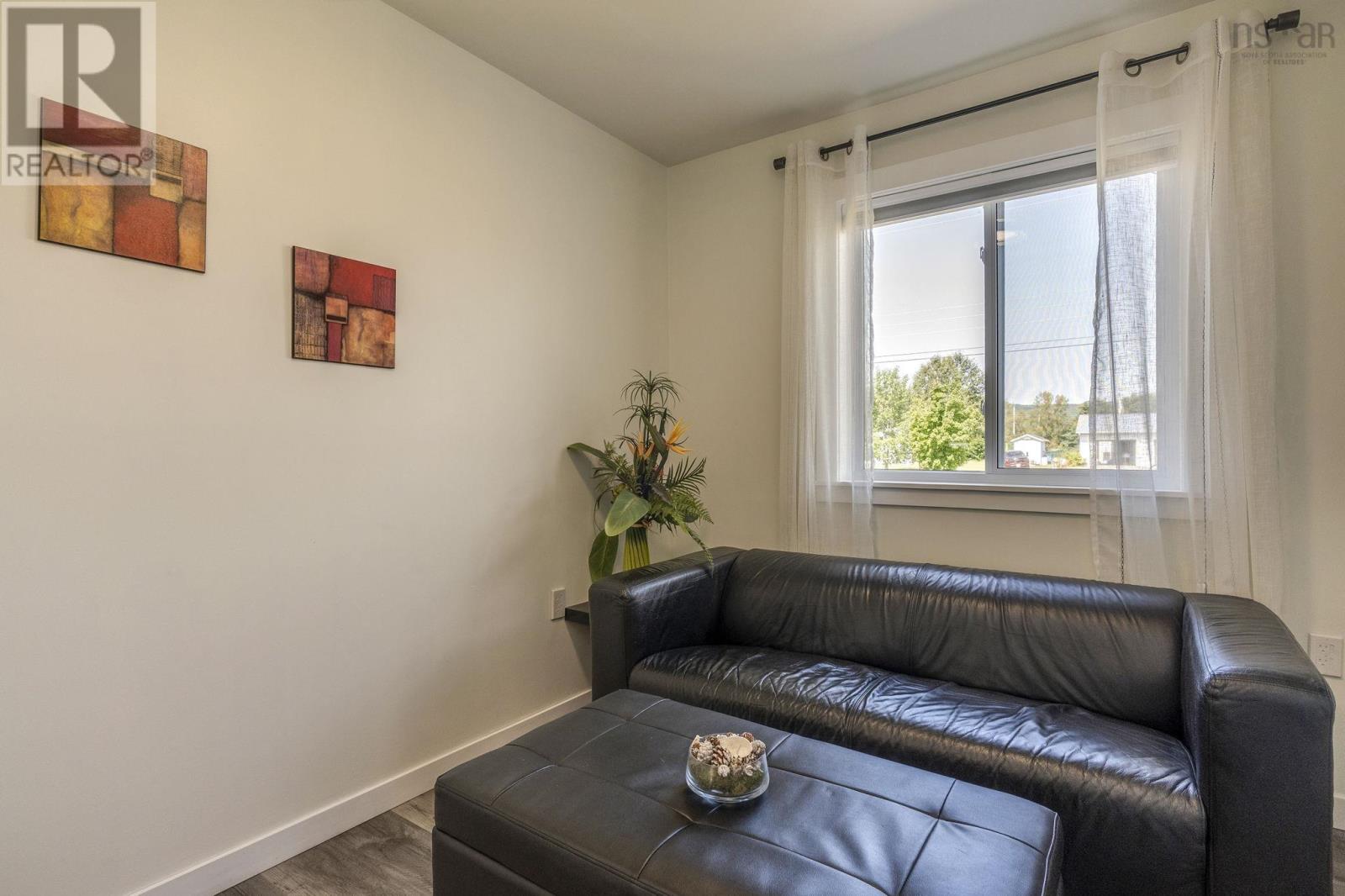 23 Dahlgren Crescent S - Image 22
