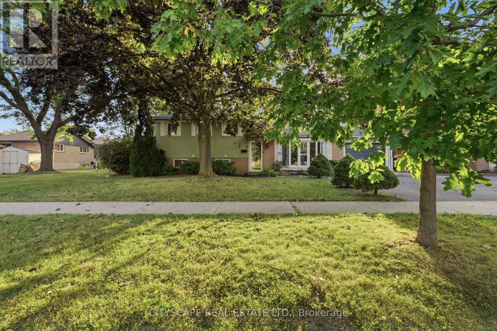 12 VANDERBRENT CRESCENT - 2