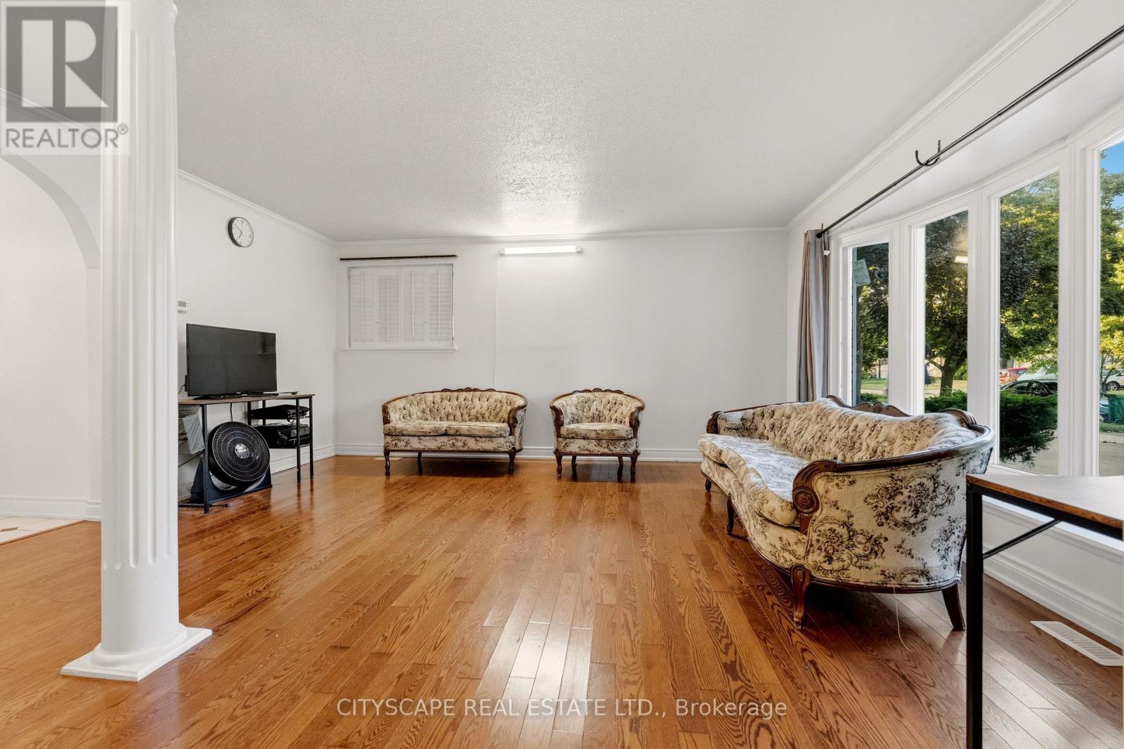 12 VANDERBRENT CRESCENT - 8