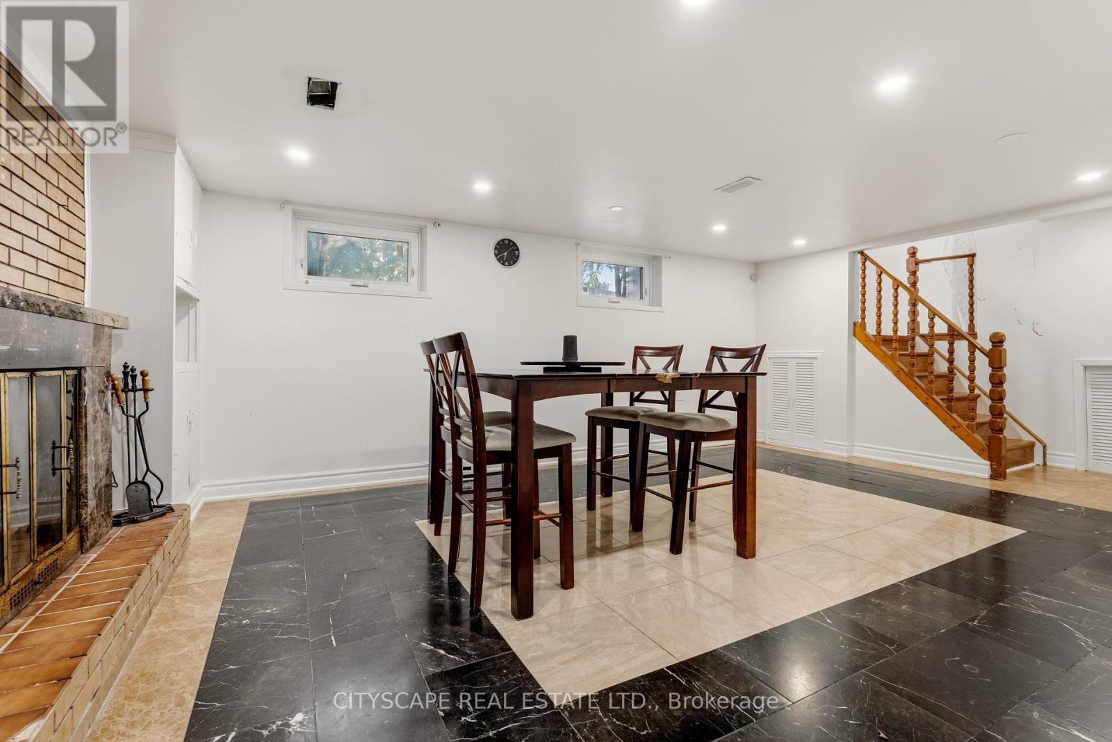 12 VANDERBRENT CRESCENT - 26