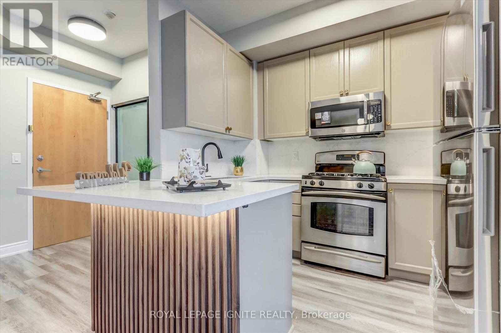 #402 3939 DUKE OF YORK BOULEVARD - 11
