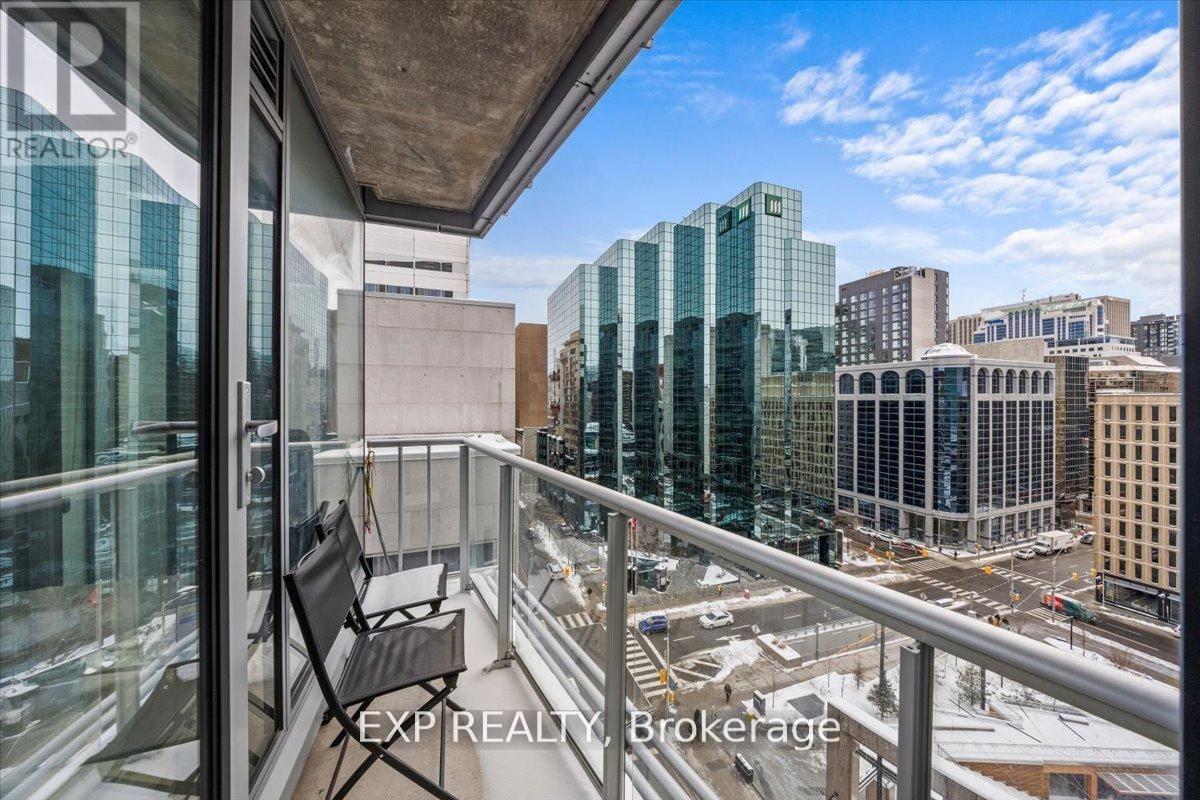 #910 101 QUEEN STREET - 25