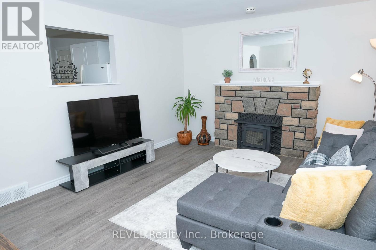 6482 Mcleod Road, Niagara Falls (Oldfield), Ontario, L2G3G1, Niagara Falls (Oldfield), Ontario — photo 2 of 5