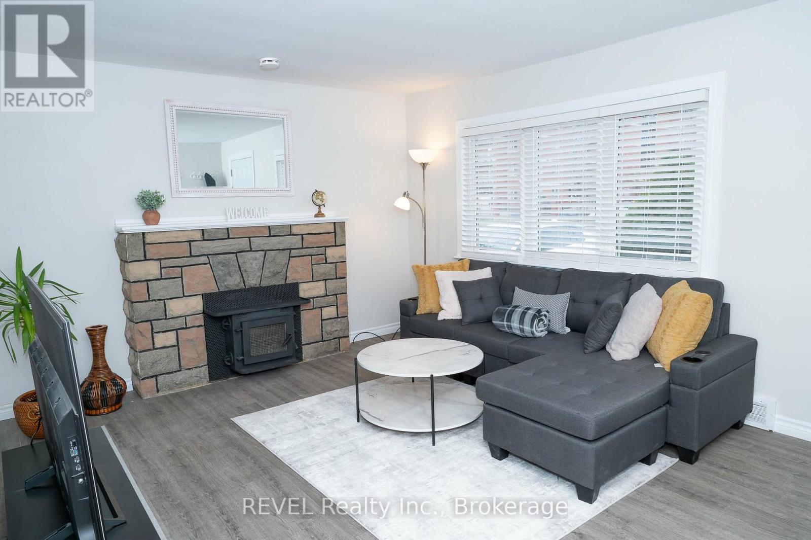 6482 Mcleod Road, Niagara Falls (Oldfield), Ontario, L2G3G1, Niagara Falls (Oldfield), Ontario — photo 3 of 5