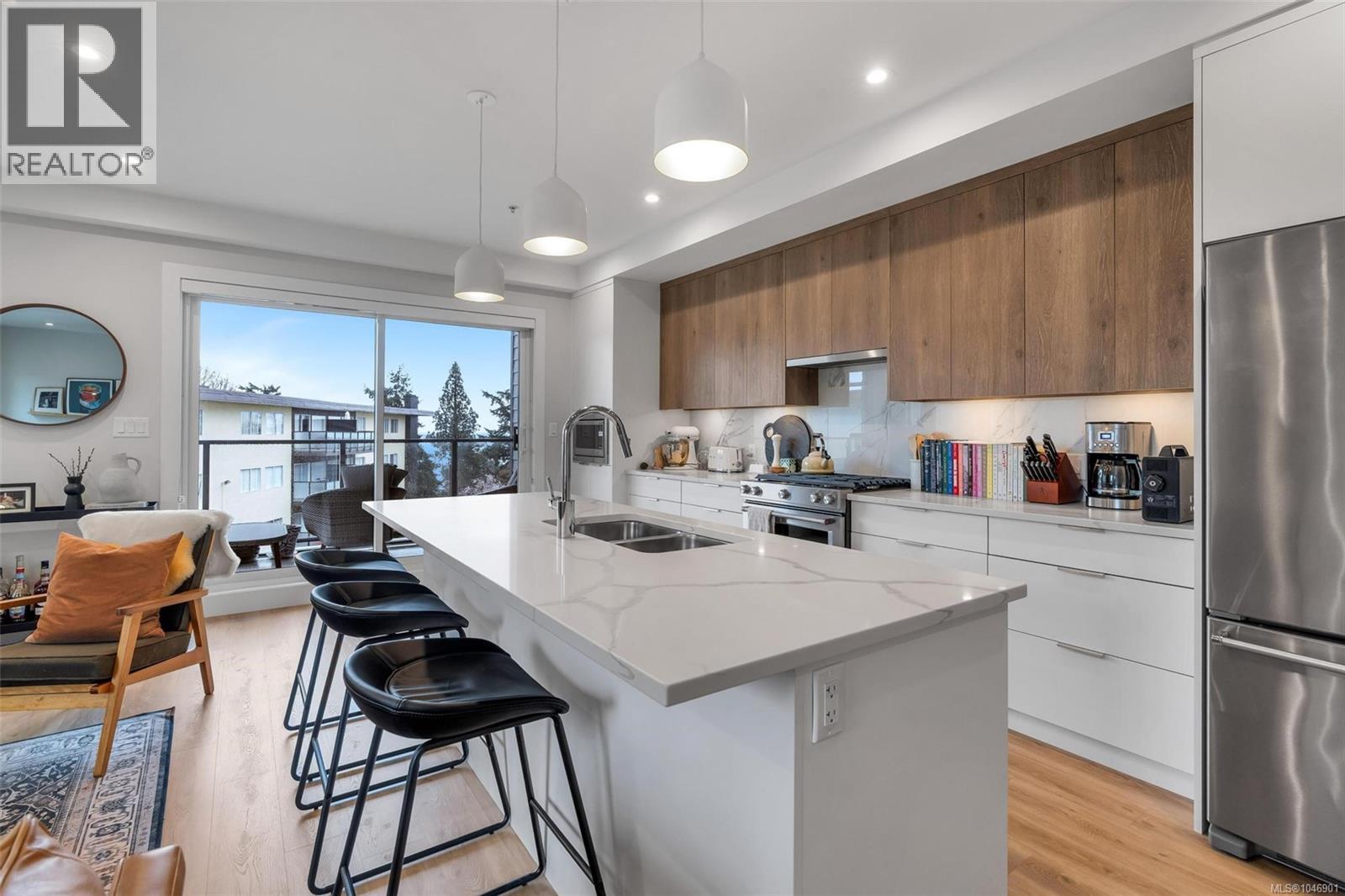 302 835 Dunsmuir Road, Esquimalt
