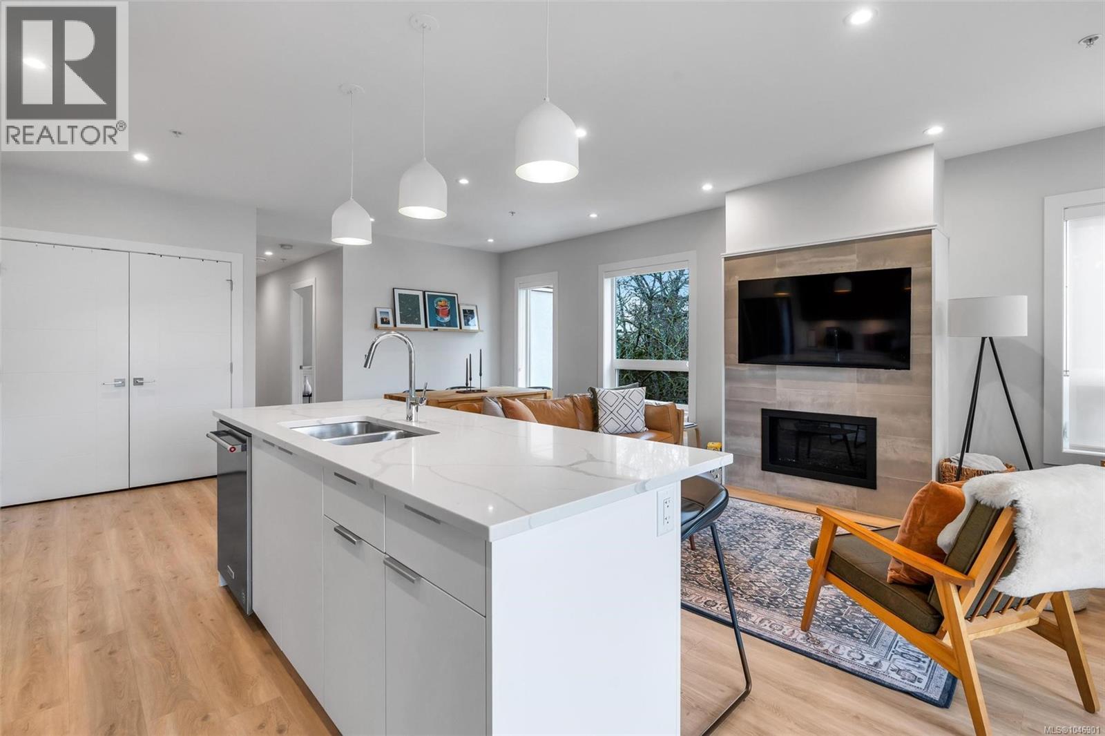 302 835 Dunsmuir Road, Esquimalt