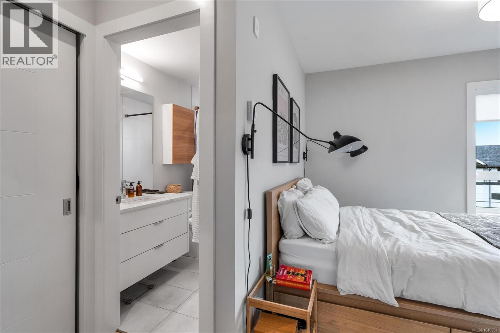 302 835 Dunsmuir Road, Esquimalt