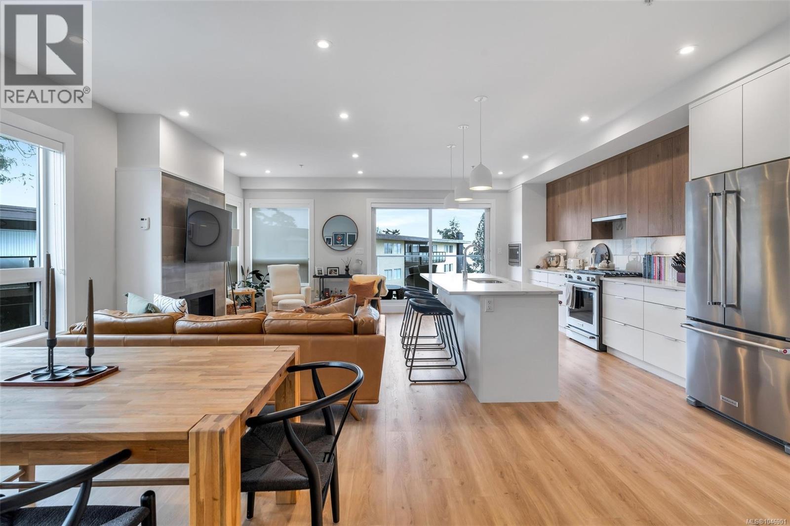 302 835 Dunsmuir Road, Esquimalt