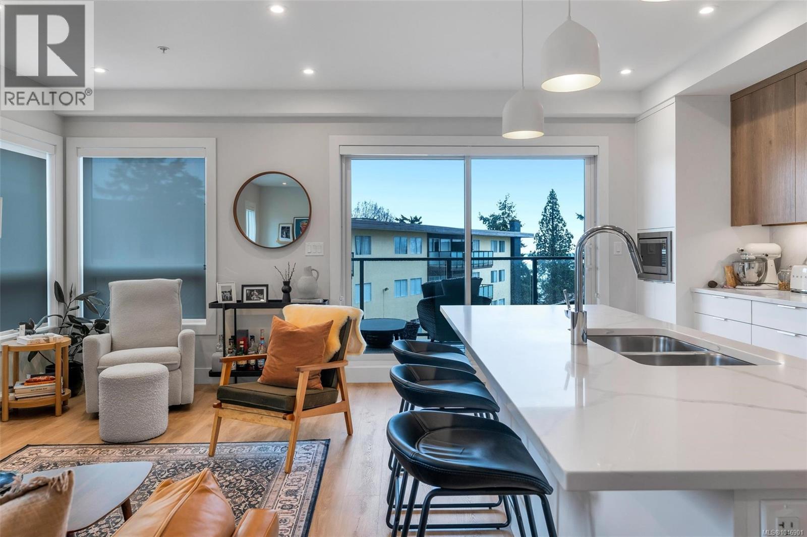 302 835 Dunsmuir Road, Esquimalt