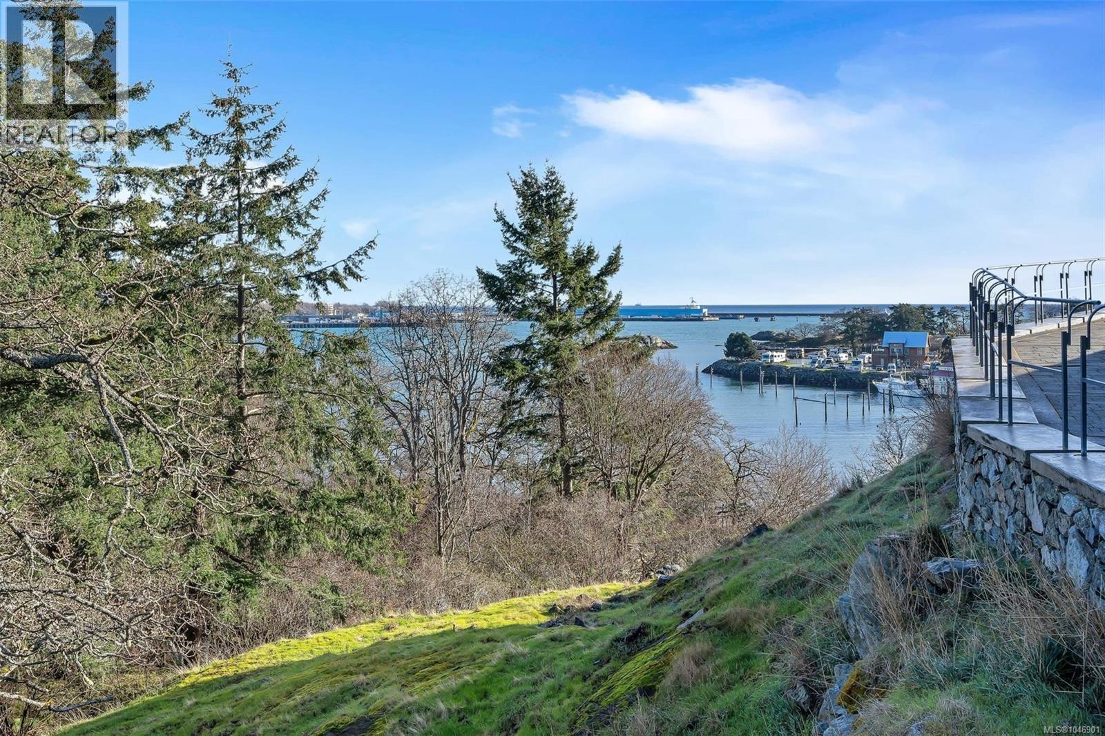 302 835 Dunsmuir Road, Esquimalt