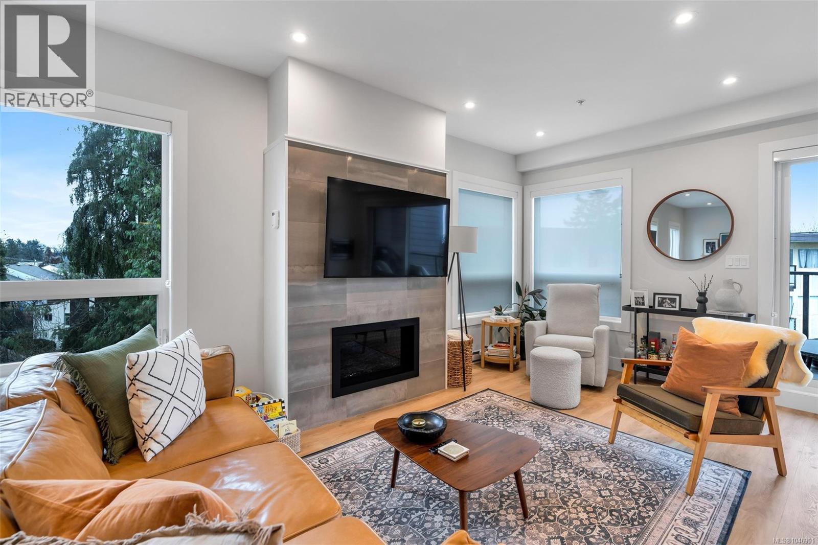 302 835 Dunsmuir Road, Esquimalt