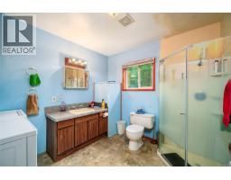 400 Dyer Rd, Sayward, BC V0P1R0 Photo 17