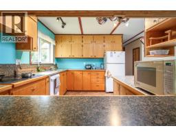 Living room - 400 Dyer Rd, Sayward, BC V0P1R0 Photo 8