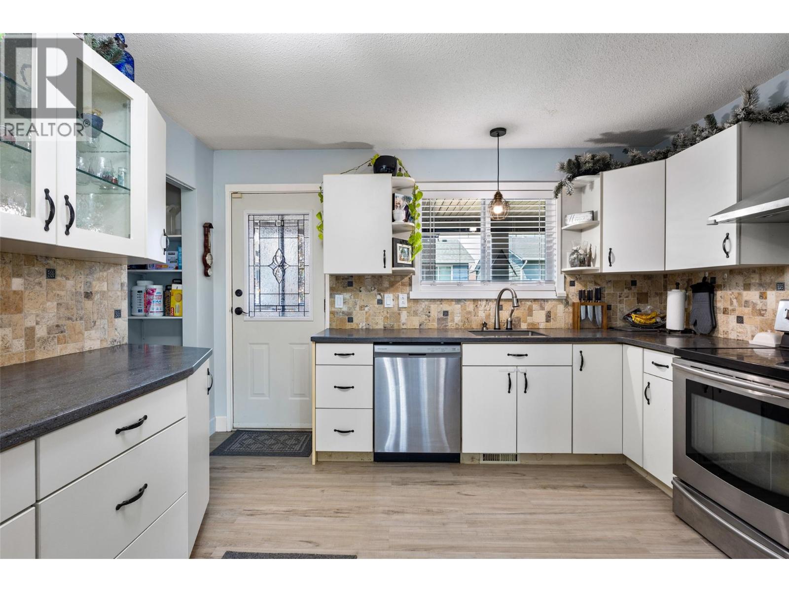 1570 HAPPYVALE Place - Image 17