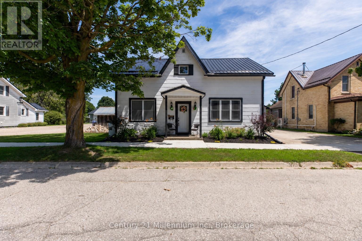 544 LOUISA STREET - 3