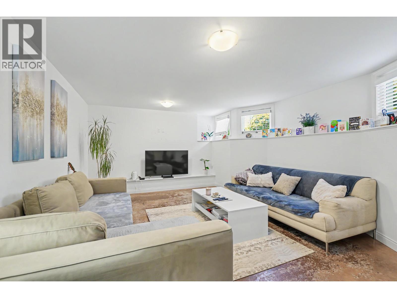 952 GRAND BOULEVARD, North Vancouver