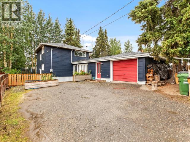 6 CHALET CRESCENT - 4