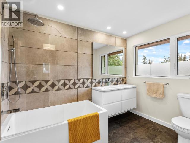 6 CHALET CRESCENT - 25