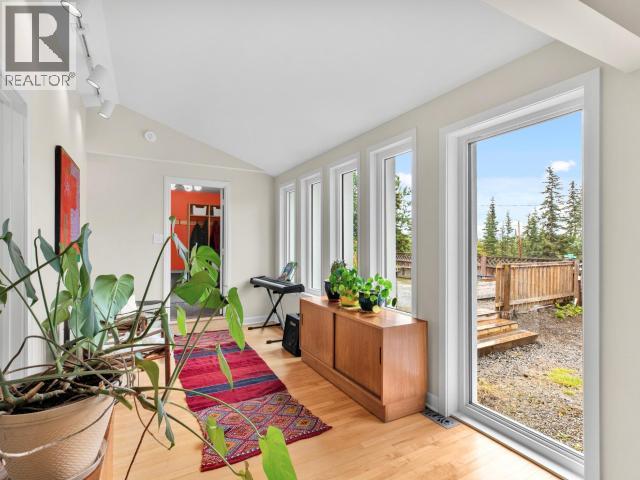 6 CHALET CRESCENT - 12