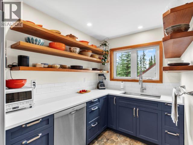 6 CHALET CRESCENT - 21