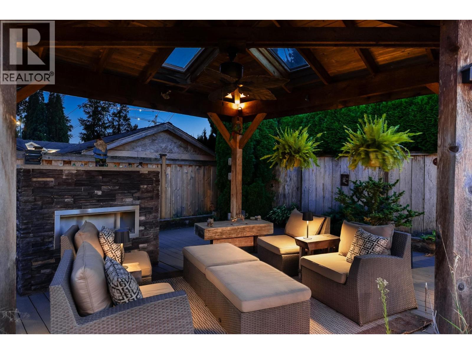 1283 PINEWOOD CRESCENT, North Vancouver