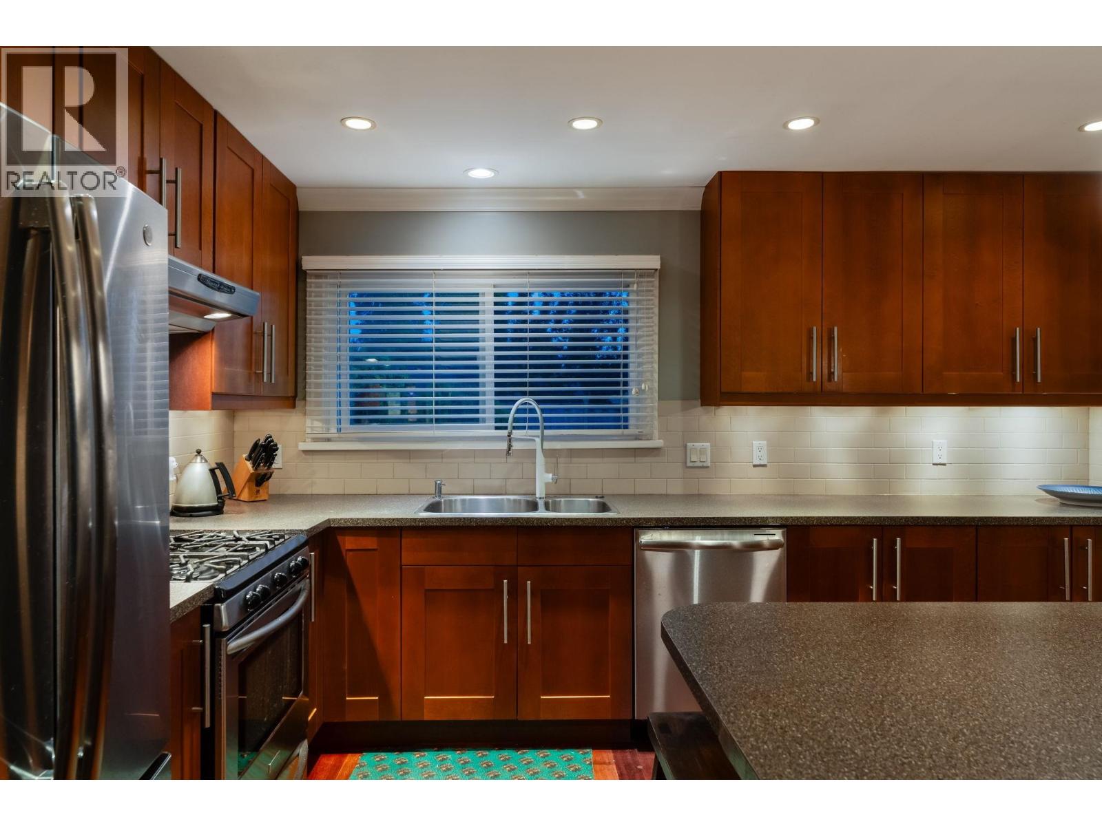 1283 PINEWOOD CRESCENT, North Vancouver