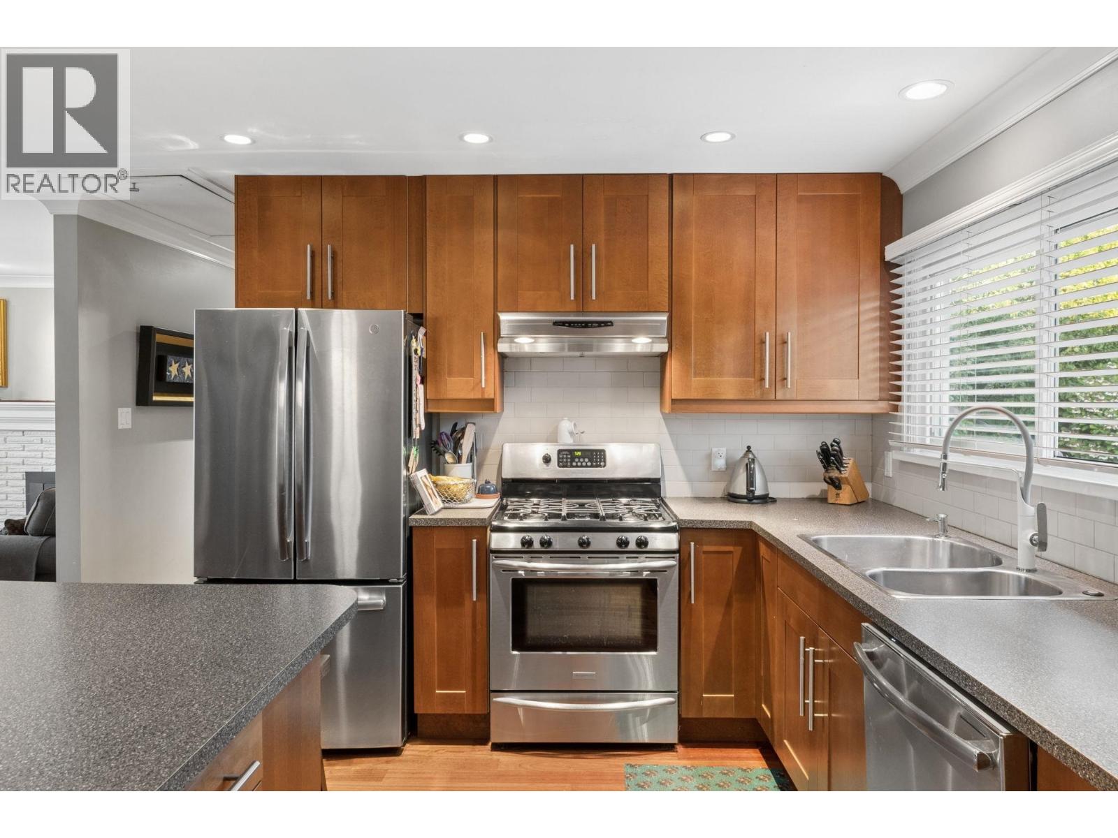 1283 PINEWOOD CRESCENT, North Vancouver