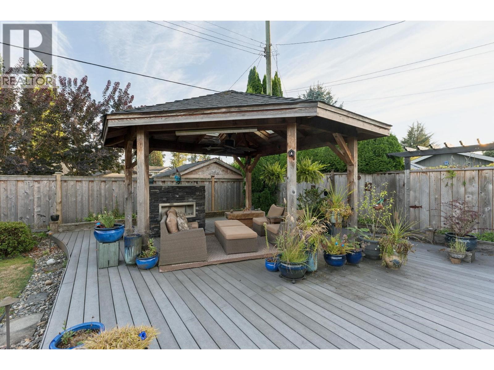 1283 PINEWOOD CRESCENT, North Vancouver