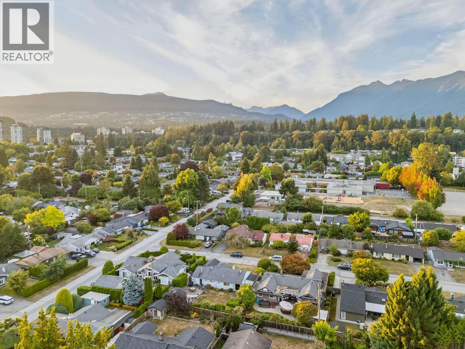 1283 PINEWOOD CRESCENT, North Vancouver