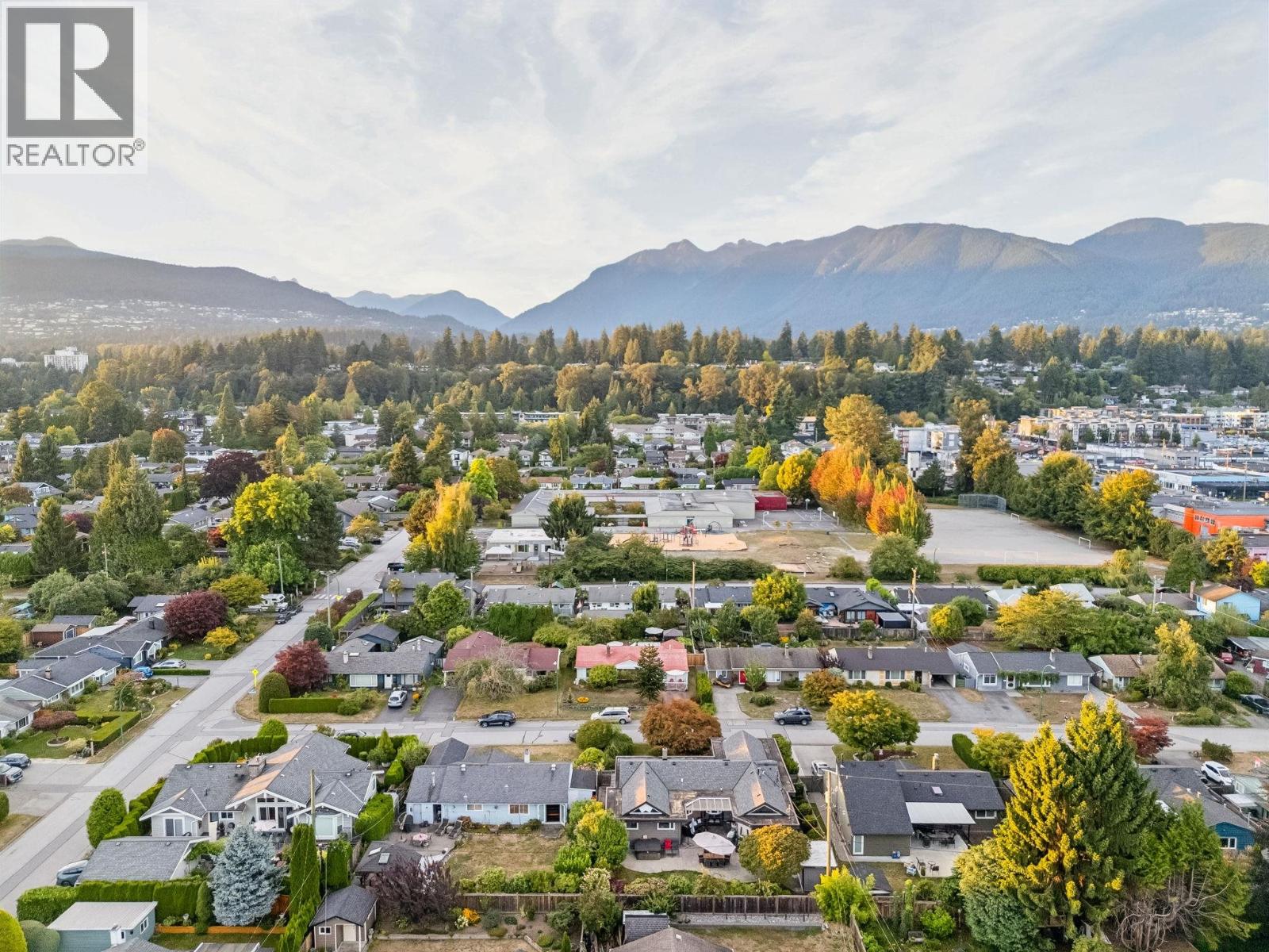 1283 PINEWOOD CRESCENT, North Vancouver