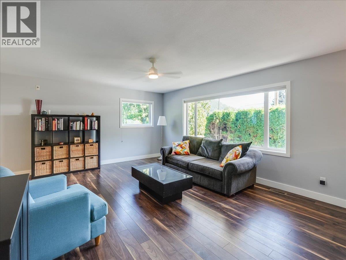 324 Richards Street W, Nelson