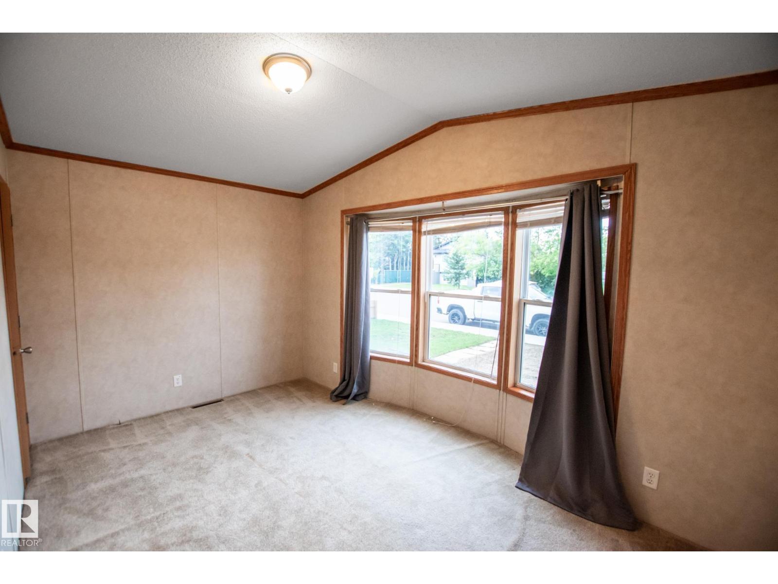 4805 50 ST - Image 4