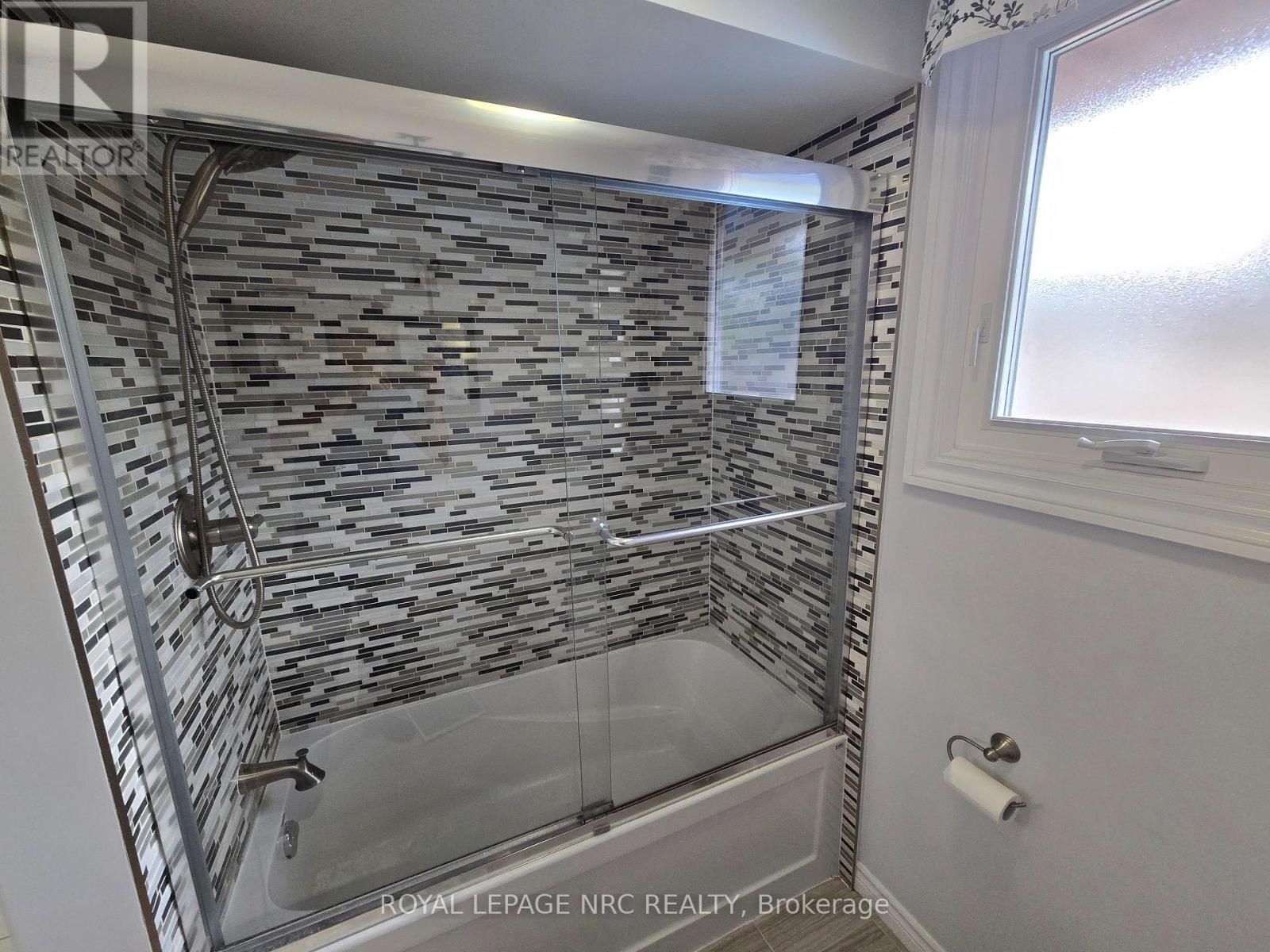 18 DEANNA CRESCENT - 13