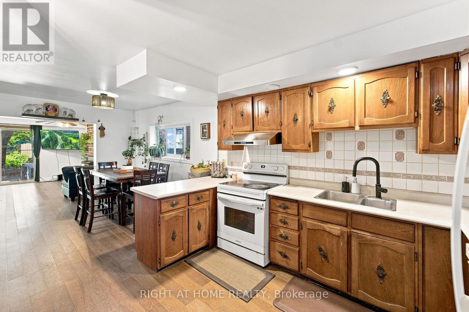 17 LAIDLAW ST STREET S - Image 10