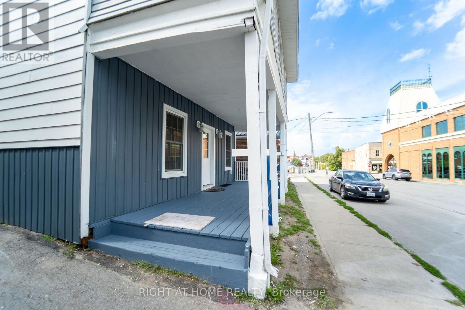 17 LAIDLAW ST STREET S - 4